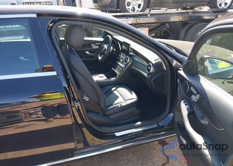 2017 Mercedes-Benz C 300 из США, поврежденный, VIN 55SWF4JB8HU218327